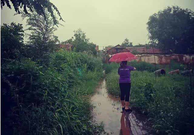 防汛常規(guī)物資中主要包含麻袋吸水膨脹袋,無紡布吸水膨脹袋,防汛沙袋,防汛噸袋,防汛編織袋,雨衣,雨靴,雨傘,彩條布,工兵鏟,十字鎬,八磅錘,應(yīng)急救生包等。