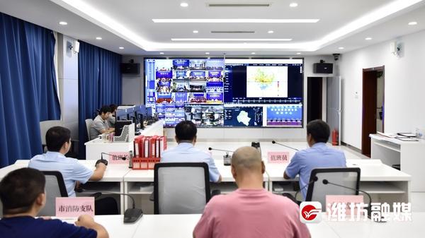 防汛常規(guī)物資中主要包含麻袋吸水膨脹袋,無(wú)紡布吸水膨脹袋,防汛沙袋,防汛噸袋,防汛編織袋,雨衣,雨靴,雨傘,彩條布,工兵鏟,十字鎬,八磅錘,應(yīng)急救生包等。