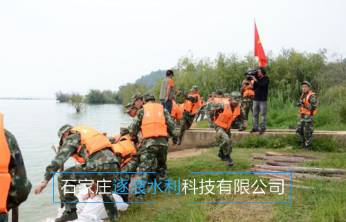 河南黃河沿岸地帶，利用防汛沙袋進(jìn)行擋水工作