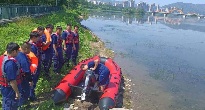 補(bǔ)短板強(qiáng)弱項(xiàng)，提技能礪精兵，縣應(yīng)急管理局開(kāi)展水上救援訓(xùn)練